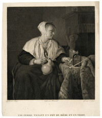 Une Femme tenant un pot de biere et un verre