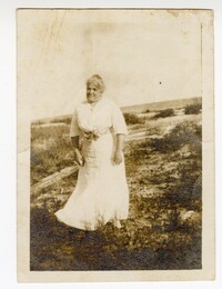 Photo of Esther Strauss Pearlstine on the beach.