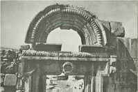 כפר ברעם, השער המרכזי בחזית בית-הכנסת העתיק / Kfar Bir'am, central gate in façade of ancient synagogue