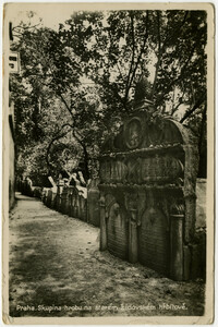 Praha. Skupina hrobů na starém židovském hřbitově.