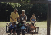 Fotografía de una pareja y un grupo de niños en James Island County Park  /  Photograph of Couple and Children at the James Island County Park