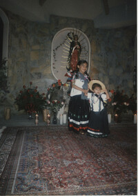 Fotografía de dos niñas junto a la Virgen de Guadalupe  /  Photograph of  Two Girls Next to Our Lady of Guadalupe