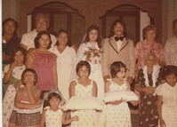 Fotografía de María y Jesús Bordallo con la familia en el día de su boda  /  Photograph of María and Jesús Bordallo's Family on Their Wedding Day