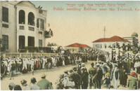 Public awaiting Balfour near the Triumph Gate / הקהל מחכה לבלפור אצל שער הכבוד