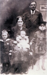 Harry Blas' family circa 1917