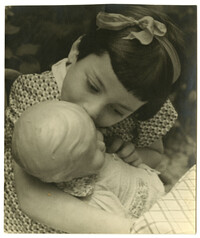 Dientje Krant with doll, 1942